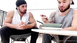 Lowi devorou o cuzinho de Mike Bebecito - Gay Porn Video