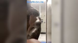 vegas muscle and jarret moon fool around in the gym showers 