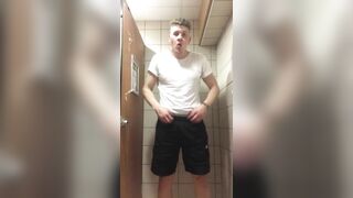 Stud showing off in gym bathroom and cumming