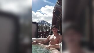 Hungskater outside in a hot tub