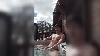 Hungskater outside in a hot tub