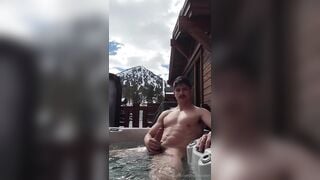 Hungskater outside in a hot tub