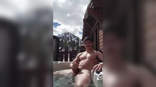 Hungskater outside in a hot tub