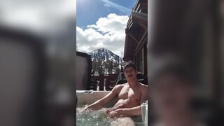 Hungskater outside in a hot tub