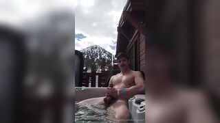 Hungskater outside in a hot tub