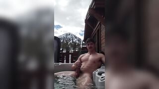 Hungskater outside in a hot tub