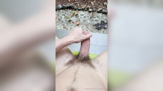 Hungskater jerking outside