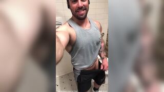 Jordan works out at gym and jerks off over his gym clothes JordanxBrandt - BussyHunter.com